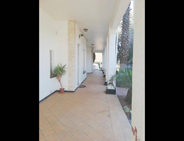 10 BEDROOM HOUSE FOR SALE IN BEZUIDENHOUT VALLEY